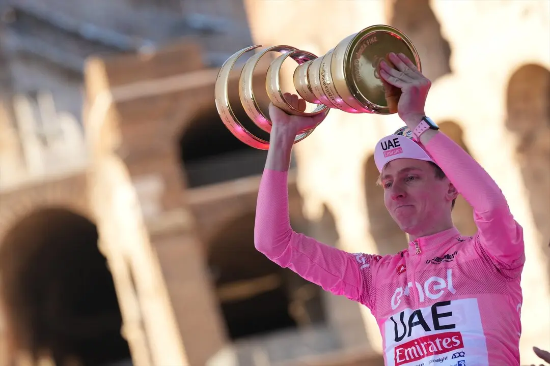 Tadej Pogacar levanta el trofeo como el &uacute;ltimo campe&oacute;n del Giro. / Gian Mattia D'alberto