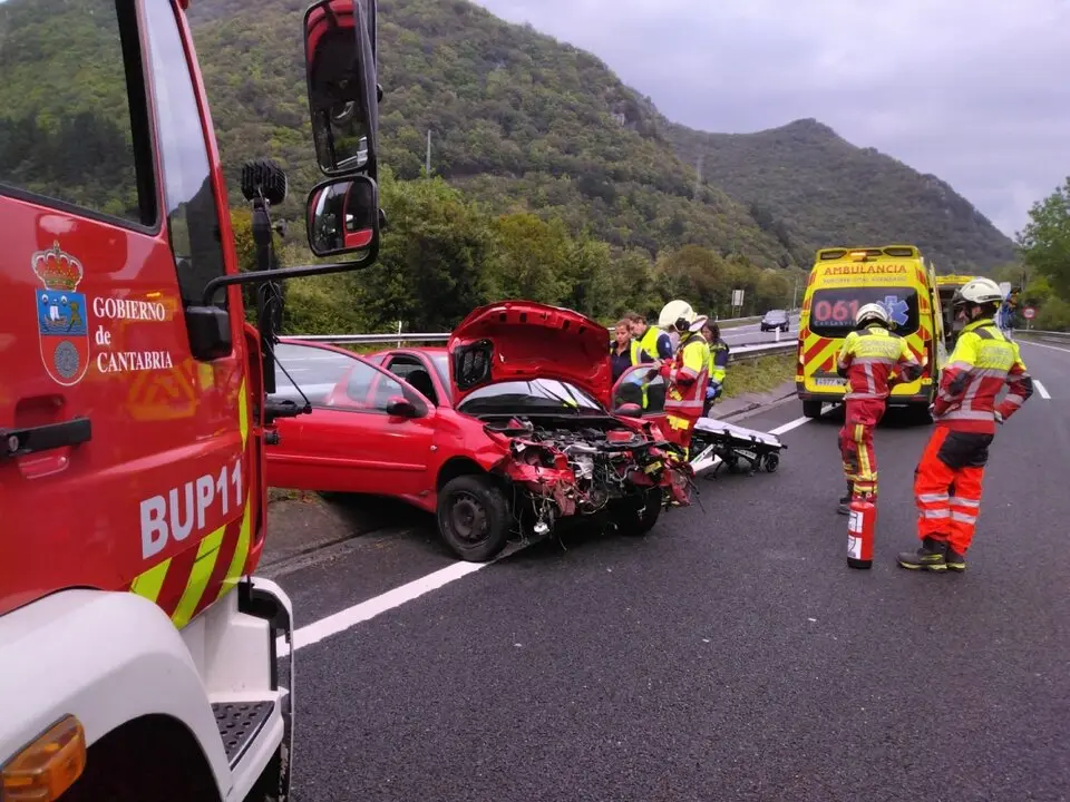 Herida leve la conductora de un coche tras salirse de la v&iacute;a en la A-8 en Liendo. / 112