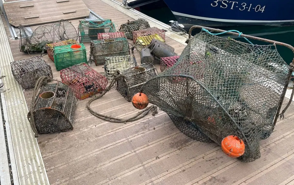 Agentes del Medio Natural incautan 24 artes de pesca prohibidas en la Bah&iacute;a de Santo&ntilde;a. / A.E.