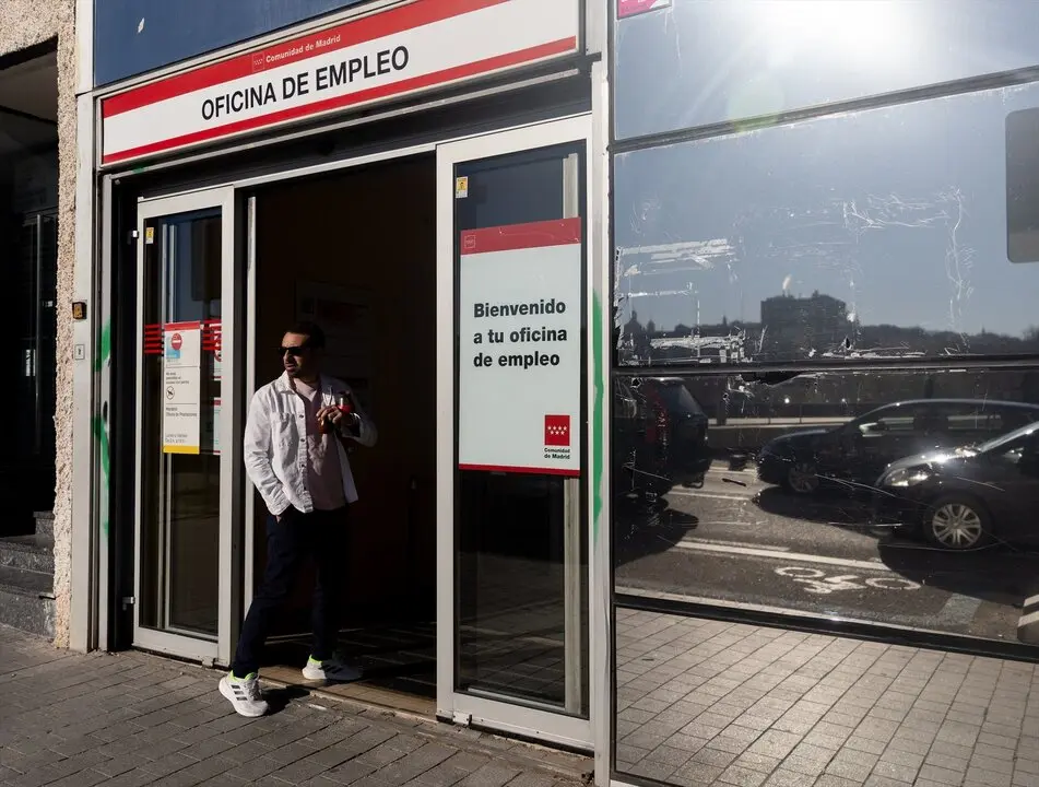 Un hombre en la entrada de una oficina del SEPE. / Eduardo Parra