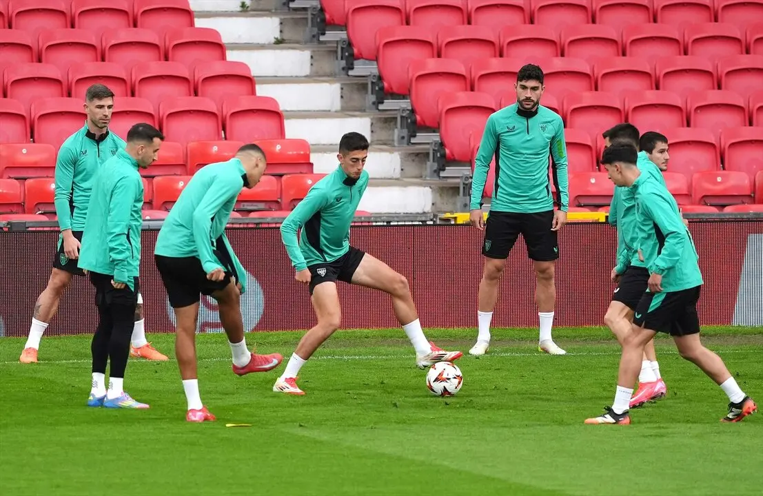 Los jugadores del Athletic durante un entrenamiento. /  Martin Rickett