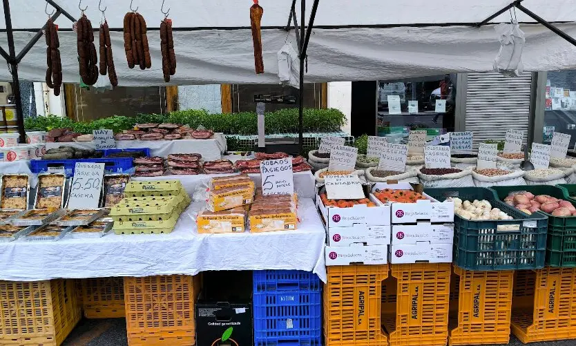 Uno de los puestos del mercadillo de Laredo. / A.E.