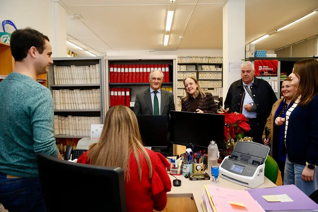 La consejera de Justicia, Isabel Urrutia, en una visita a los juzgados de Santo&ntilde;a. / A.E