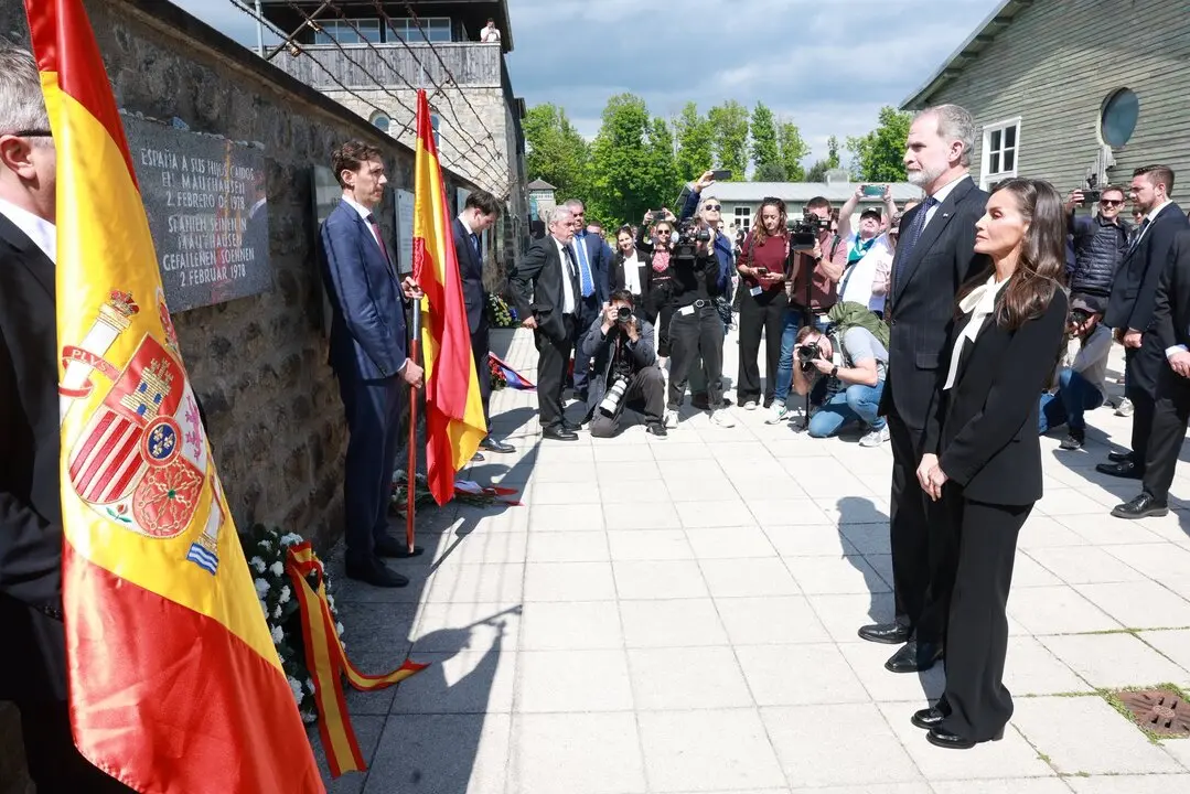 Los reyes de Espa&ntilde;a en su visita al campo de concentraci&oacute;n de Mauthausen. / Casa Real