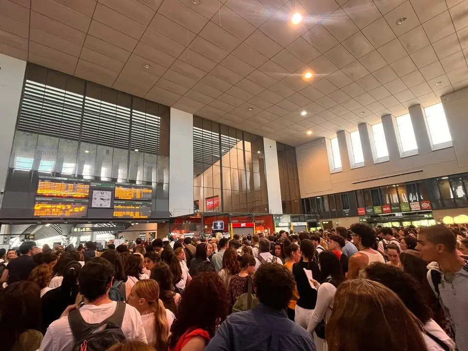Varias personas en la estaci&oacute;n de tren colapsada. / X