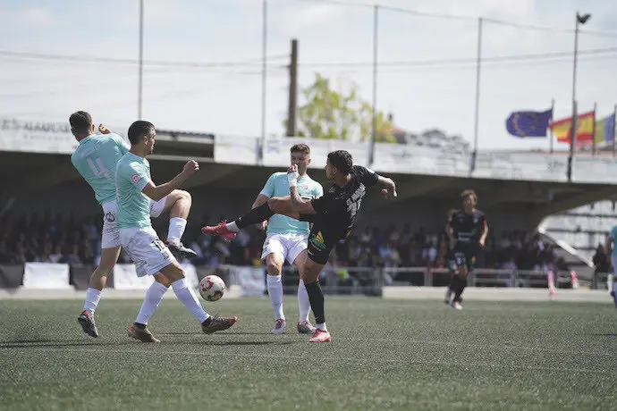 Jugadores del Escobedo y del Barbastro en el partido de hoy. / x
