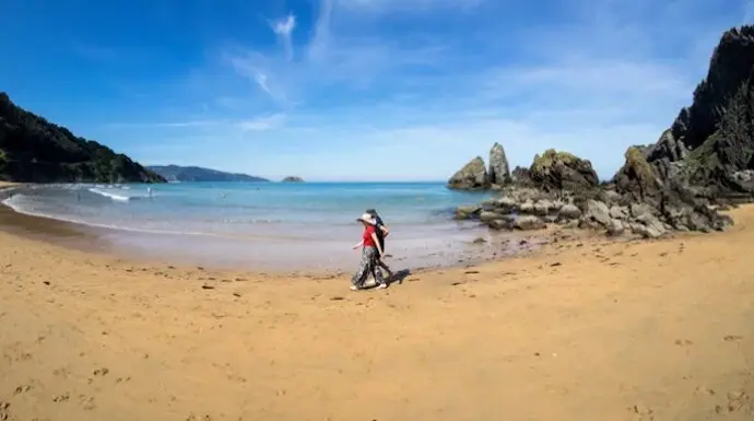 Dos personas caminan por una playa de Cantabria. / A.S.P