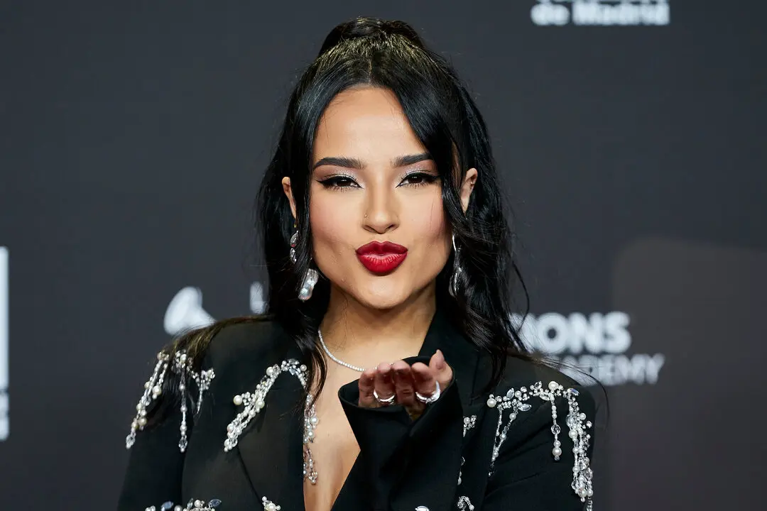 'Qu&eacute; haces' es el primer sencillo de Becky G en 2025 y marca su incursi&oacute;n en ritmos tropicales. / EP