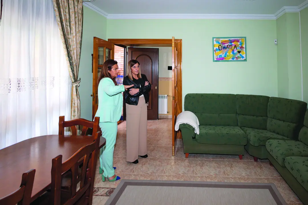 La presidenta de Cantabria, Mar&iacute;a Jos&eacute; S&aacute;enz de Buruaga, y la consejera de Inclusi&oacute;n Social, Bego&ntilde;a G&oacute;mez del R&iacute;o, y durante una visita esta semana al nuevo centro de acogimiento a v&iacute;ctimas de agresi&oacute;n sexual en Cantabria. / Alerta