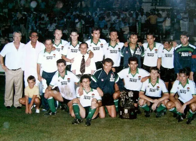 Componentes de la plantilla racinguista que el 23 de agosto de 1985 ganaron el trofeo Ciudad de Santander tras imponerse en los dos partidos del triangular ante Shamrock Rovers F. C. y Club Atl&eacute;tico de Madrid. / RRC