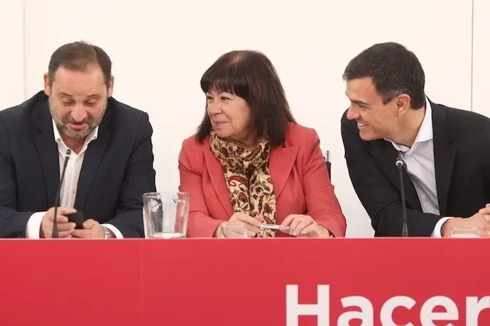 Jos&eacute; Luis &Aacute;balos, Cristina Narbona y Pedro S&aacute;nchez, entre sonrisas durante un acto del PSOE, mientras &Aacute;balos consulta su m&oacute;vil. | Foto: Archivo