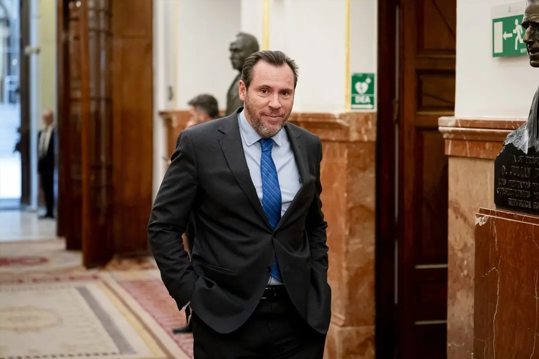 El ministro de Transportes y Movilidad Sostenible, &Oacute;scar Puente, a su salida de una sesi&oacute;n plenaria en el Congreso de los Diputados. / A. P&eacute;rez Meca