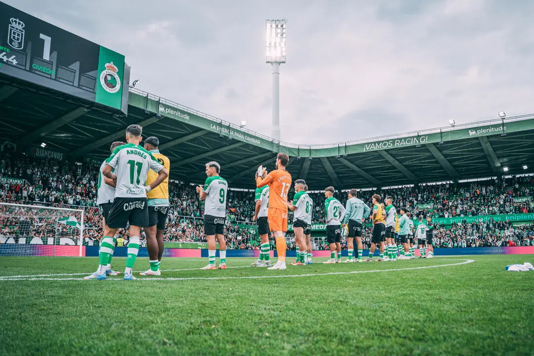 Los jugadores del Racing aplauden a su afici&oacute;n tras el partido. / RRC