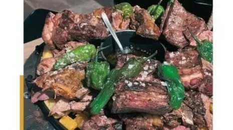 Increíbles Costillas de cerdo, lacón, entraña, contramuslos, chorizo rojo, criollo asturiano. / R.T.
