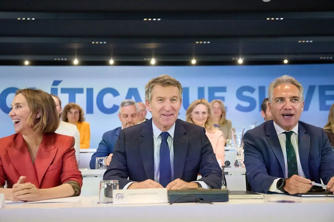La secretaria general del PP, Cuca Gamarra, el presidente del PP, Alberto N&uacute;&ntilde;ez Feij&oacute;o, y el Vicesecretario General de Pol&iacute;tica Auton&oacute;mica y Municipal y An&aacute;lisis Electoral del PP, El&iacute;as Bendodo, presiden la reuni&oacute;n del Comit&eacute; Ejecutivo Nacional. / Jes&uacute;s Hell&iacute;n
