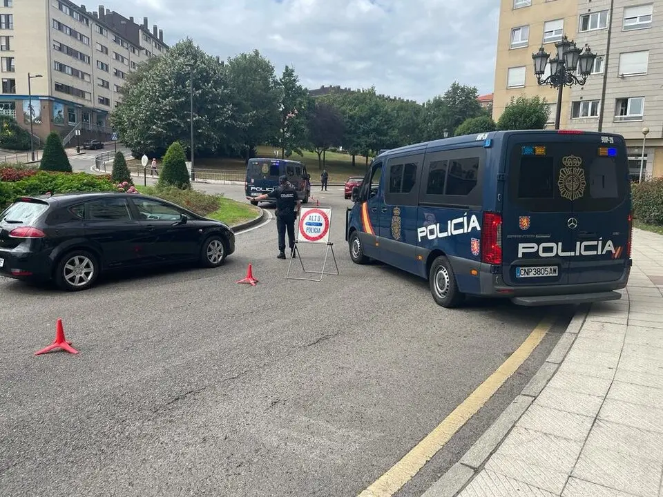 Controles policiales en las inmediaciones del barrio de Ciudad Naranco (Oviedo), tras el hallazgo del cad&aacute;ver momificado en el interior de una furgoneta estacionada.