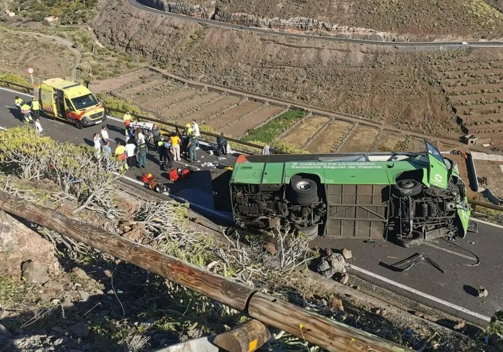 Servicios de emergencia atienden a los heridos tras el vuelco de una guagua del Cabildo de La Gomera en una carretera de monta&ntilde;a, en un accidente que dej&oacute; una v&iacute;ctima mortal y once heridos.
