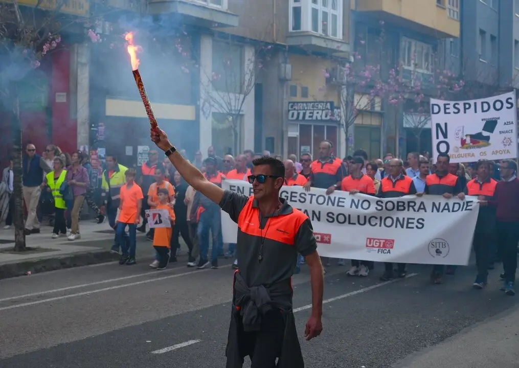 Miles de personas se manifiestan contra los despidos en Bridgestone. / EP