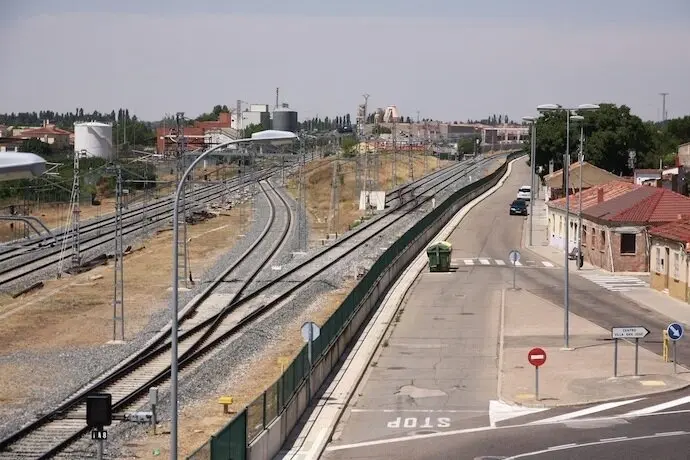 El Partido Popular ha elevado al Congreso de los Diputados una nueva demanda de informaci&oacute;n al Gobierno central respecto a las obras del tren de alta velocidad (AVE) entre Palencia y Cantabria, afectadas por una reciente decisi&oacute;n judicial que ha paralizado los trabajos y ordenado la demolici&oacute;n de la parte ya ejecutada. La iniciativa, formulada por el diputado nacional por Cantabria, F&eacute;lix de las Cuevas, se centra en pedir al Ministerio de Transportes una aclaraci&oacute;n sobre sus planes inmediatos para reactivar el proyecto y evitar que Cantabria contin&uacute;e, en palabras del diputado, como &laquo;una isla ferroviaria en el norte de Espa&ntilde;a&raquo;. La acci&oacute;n parlamentaria del PP llega tras conocerse que la Audiencia Nacional ha dictado la paralizaci&oacute;n y derribo de las obras que ejecuta Adif, una resoluci&oacute;n que interrumpe nuevamente el desarrollo del enlace de alta velocidad que deb&iacute;a conectar Cantabria con Madrid a trav&eacute;s de la l&iacute;nea Palencia-Santander. De las Cuevas ha manifestado p&uacute;blicamente su preocupaci&oacute;n, advirtiendo de que este contratiempo representa un obst&aacute;culo m&aacute;s en un proceso que ya acumula m&uacute;ltiples incidencias y retrasos.

En la pregunta oral registrada para su debate en la Comisi&oacute;n de Transportes, el diputado popular ha exigido al Gobierno liderado por Pedro S&aacute;nchez que adopte las medidas necesarias para desbloquear la situaci&oacute;n y garantizar la continuidad de esta infraestructura ferroviaria considerada clave para el futuro de Cantabria. El parlamentario c&aacute;ntabro sostiene que el proyecto es esencial no solo para mejorar la conectividad y movilidad de la regi&oacute;n, sino tambi&eacute;n para fomentar su atractivo econ&oacute;mico, favorecer la llegada de inversiones y fortalecer su capacidad log&iacute;stica.

&laquo;Pedimos al Gobierno de S&aacute;nchez que lo solucione como quiera, pero que lo solucione cuanto antes&raquo;, ha afirmado De las Cuevas, quien ha insistido en que la comunidad aut&oacute;noma no puede seguir sin un solo kil&oacute;metro de AVE operativo, mientras otras regiones del pa&iacute;s avanzan en su integraci&oacute;n en la red ferroviaria de alta velocidad.

Durante su intervenci&oacute;n p&uacute;blica, De las Cuevas ha se&ntilde;alado que la paralizaci&oacute;n judicial supone &laquo;un nuevo episodio de este culebr&oacute;n&raquo;, en referencia al prolongado historial de obst&aacute;culos y aplazamientos que ha caracterizado esta obra desde su concepci&oacute;n. Ha subrayado que los tramos que discurren por la provincia de Palencia, fundamentales para el enlace con Cantabria, ya deber&iacute;an haber estado concluidos en 2024, seg&uacute;n los plazos iniciales del proyecto. Sin embargo, las demoras acumuladas han impedido su finalizaci&oacute;n y han reavivado el debate pol&iacute;tico y social en torno a la planificaci&oacute;n y ejecuci&oacute;n de infraestructuras p&uacute;blicas en la regi&oacute;n.

El diputado tambi&eacute;n ha acusado al Ejecutivo de Pedro S&aacute;nchez de llevar a cabo una gesti&oacute;n &laquo;chapucera&raquo; y &laquo;ca&oacute;tica&raquo; en lo que respecta a la planificaci&oacute;n ferroviaria. Seg&uacute;n De las Cuevas, la falta de previsi&oacute;n y los continuos problemas legales y administrativos reflejan una incapacidad del Gobierno para garantizar la materializaci&oacute;n de las inversiones estrat&eacute;gicas prometidas.

La formaci&oacute;n popular exige, por tanto, no solo una rectificaci&oacute;n en la gesti&oacute;n actual, sino tambi&eacute;n un compromiso firme del Gobierno para ofrecer garant&iacute;as de que este &uacute;ltimo rev&eacute;s no se convertir&aacute; en un nuevo aplazamiento indefinido. &laquo;Cantabria no puede verse perjudicada, una vez m&aacute;s, por las actuaciones del Gobierno de Pedro S&aacute;nchez&raquo;, ha remarcado el parlamentario del PP. El grupo popular considera que la falta de avances en esta conexi&oacute;n de alta velocidad afecta negativamente al conjunto de la comunidad c&aacute;ntabra, tanto en t&eacute;rminos econ&oacute;micos como sociales. A su juicio, resulta incomprensible que a estas alturas del siglo XXI la regi&oacute;n a&uacute;n no disponga de un enlace AVE funcional con el resto del pa&iacute;s, lo que genera una situaci&oacute;n de aislamiento comparativo respecto a otras comunidades aut&oacute;nomas que s&iacute; han sido beneficiarias de este tipo de infraestructuras.

La pregunta registrada en el Congreso busca as&iacute; obtener una respuesta clara por parte del Ministerio de Transportes sobre los pasos que se dar&aacute;n tras el fallo de la Audiencia Nacional. El PP quiere saber si el Ejecutivo va a replantear el proyecto, qu&eacute; alternativas se contemplan para recuperar el tramo afectado y, sobre todo, en qu&eacute; plazos se prev&eacute; restablecer la ejecuci&oacute;n de las obras.

Una de las grandes reivindicaciones de la regi&oacute;n. De las Cuevas tambi&eacute;n ha recordado que la conexi&oacute;n entre Madrid y Santander a trav&eacute;s de la l&iacute;nea Palencia-Santander ha sido durante a&ntilde;os una de las grandes reivindicaciones tanto del tejido empresarial como de los representantes sociales e institucionales de Cantabria. La modernizaci&oacute;n de esta l&iacute;nea no solo acortar&iacute;a tiempos de viaje y mejorar&iacute;a la oferta de transporte para residentes y visitantes, sino que permitir&iacute;a un mayor dinamismo comercial e industrial para la comunidad.

Ante este nuevo escenario de incertidumbre, el Partido Popular ha reiterado su compromiso de continuar reclamando las inversiones necesarias para que Cantabria cuente con infraestructuras ferroviarias modernas, eficientes y equiparables a las del resto del territorio nacional. Mientras tanto, el grupo popular espera que el Gobierno aporte respuestas concretas y medidas efectivas en el marco de la Comisi&oacute;n de Transportes, donde la iniciativa de De las Cuevas ser&aacute; debatida pr&oacute;ximamente. / A.E