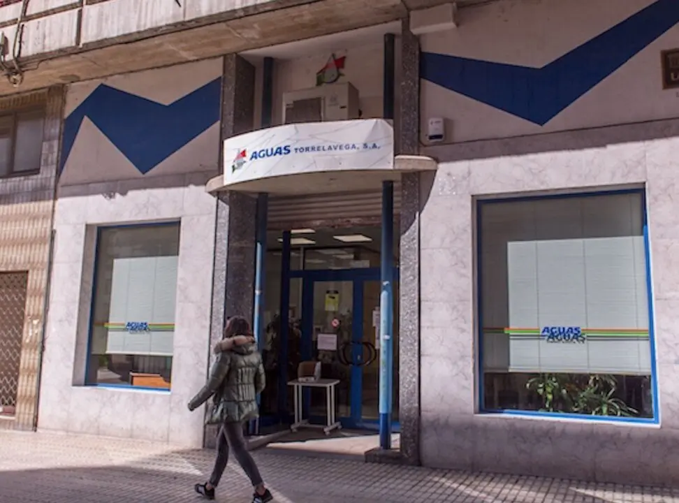 Sede de Aguas Torrelavega S.A., en la calle La Vi&ntilde;a, epicentro de las quejas vecinales por el elevado coste del recibo del agua.