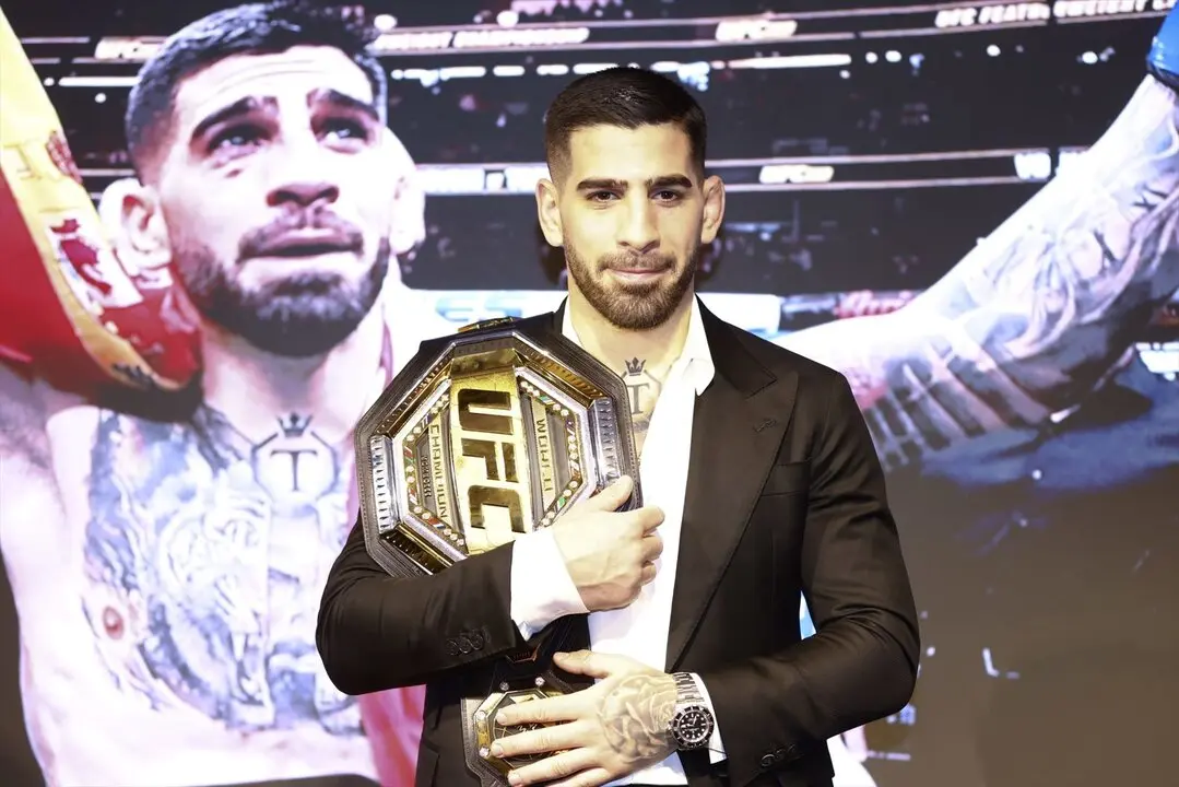El luchador hispano-georgiano Ilia Topuria, con el cintur&oacute;n de campe&oacute;n de peso pluma de la UFC en una rueda de prensa en Madrid. / Oscar J. Barroso