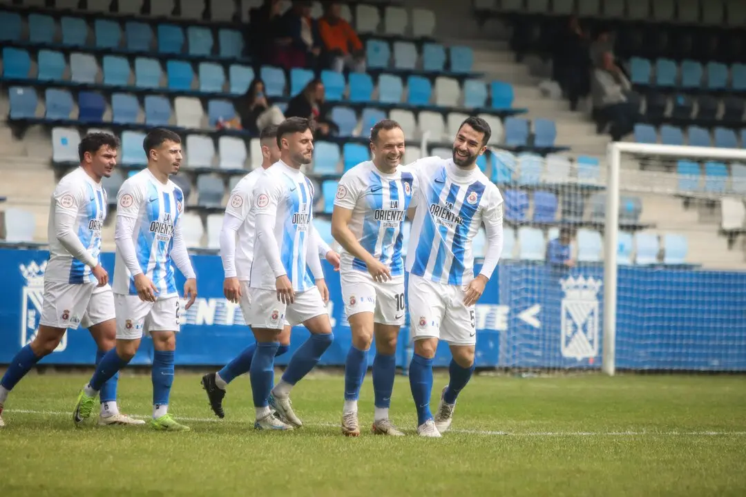 Los jugadores de la Gimn&aacute;stica celebran uno de los goles del &uacute;ltimo partido en El Malec&oacute;n. / RSGT