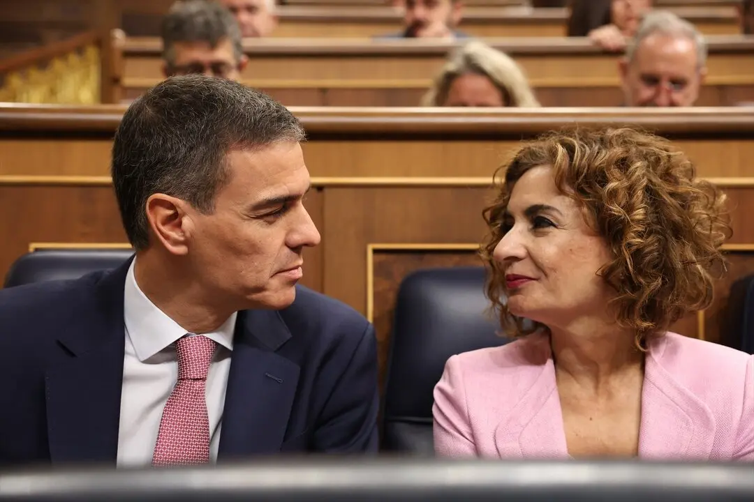 El presidente del Gobierno, Pedro S&aacute;nchez y la vicepresidenta primera y ministra de Hacienda, Mar&iacute;a Jes&uacute;s Montero, durante una sesi&oacute;n de control al Gobierno. / Marta Fern&aacute;ndez