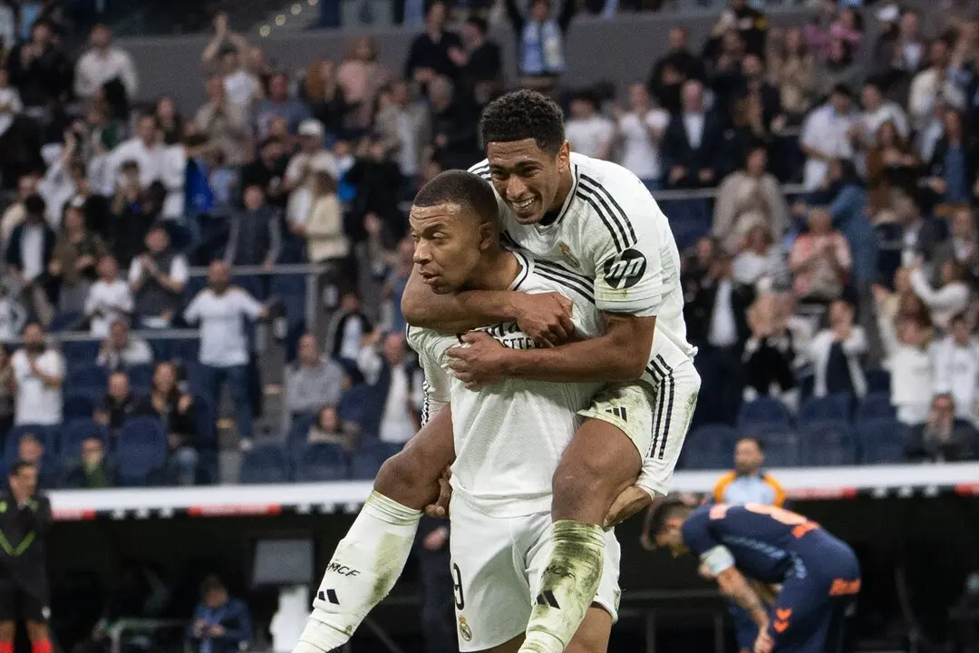 Mbapp&eacute; y Bellingham celebra un gol en el Bernab&eacute;u ante el Celta. / David Canales