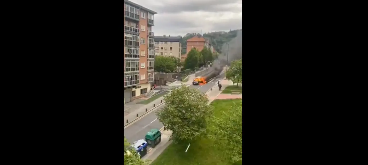 El coche se incendi&oacute; y rod&oacute; calle abajo. / X