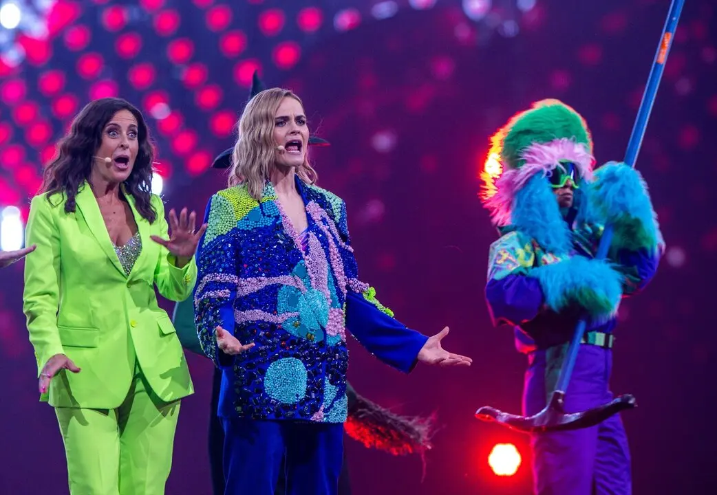 Las presentadoras Hazel Brugger (derecha) y Sandra Studer durante el programa del espect&aacute;culo durante la primera semifinal del 69&ordm; Festival de la Canci&oacute;n de Eurovisi&oacute;n en el Arena St. Jakobshalle./ Jens B&uuml;ttner