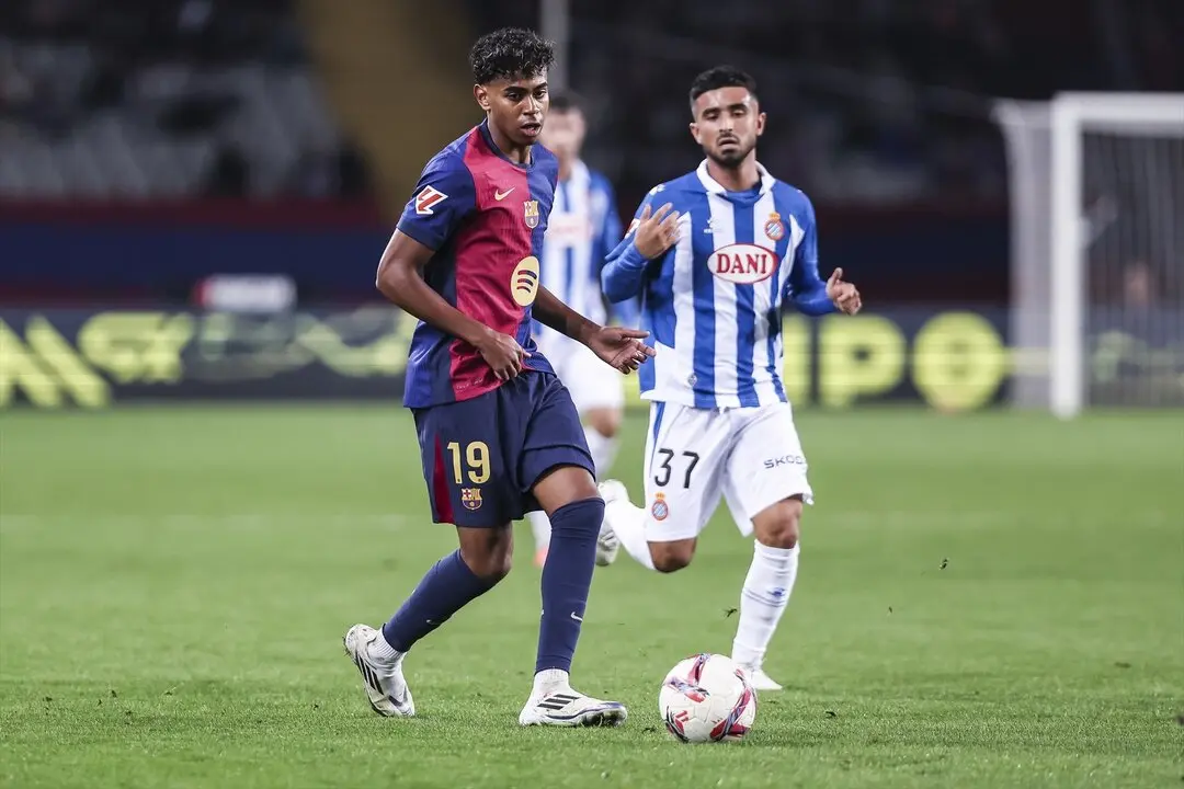 Partido disputado en Montjuic entre Barcelona y Espanyol. / EP