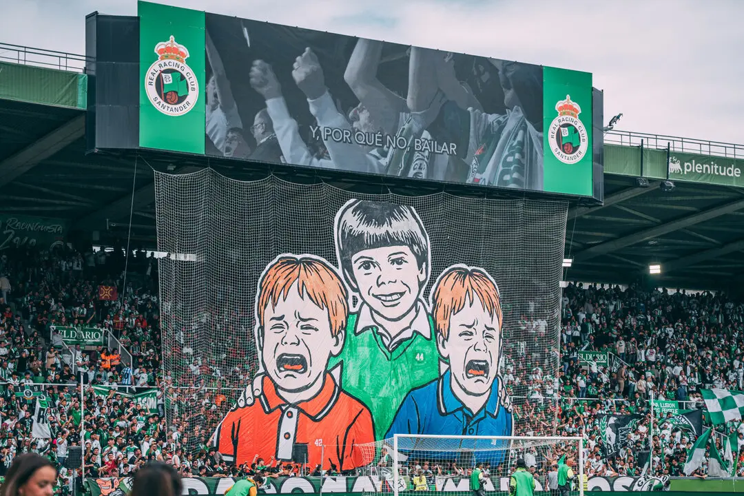 Tifo realizado por 'Comando Tifo' en el partido del Racing-Oviedo. / RRC