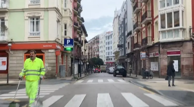 Trabajador del servicio de limpieza viaria de Torrelavega cruzando una c&eacute;ntrica calle ZNE del municipio, en una imagen cotidiana que contrasta con las recientes pol&eacute;micas sindicales y el creciente malestar entre los agentes de la Polic&iacute;a Local.