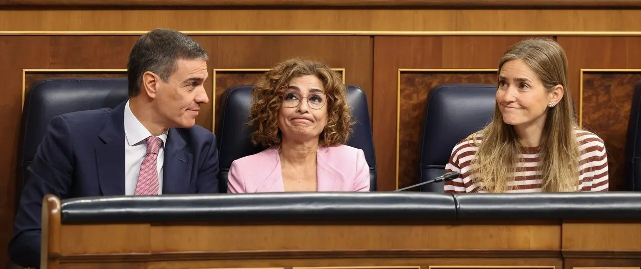 (I-D) El presidente del Gobierno, Pedro S&aacute;nchez; la vicepresidenta primera y ministra de Hacienda, Mar&iacute;a Jes&uacute;s Montero y la vicepresidenta tercera y ministra para la Transici&oacute;n Ecol&oacute;gica, Sara Aagesen. / Marta Fern&aacute;ndez