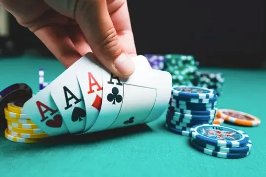 Una persona jugando al poker. / A.S.