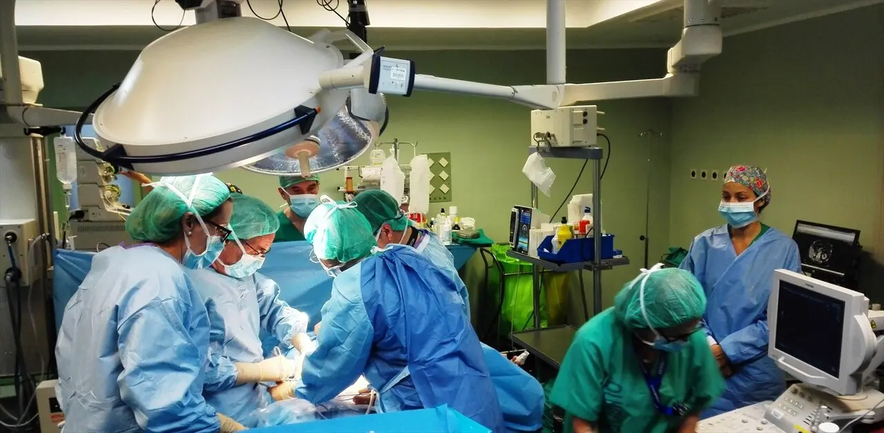 Varios m&eacute;dicos intervienen en una cirug&iacute;a. / EP