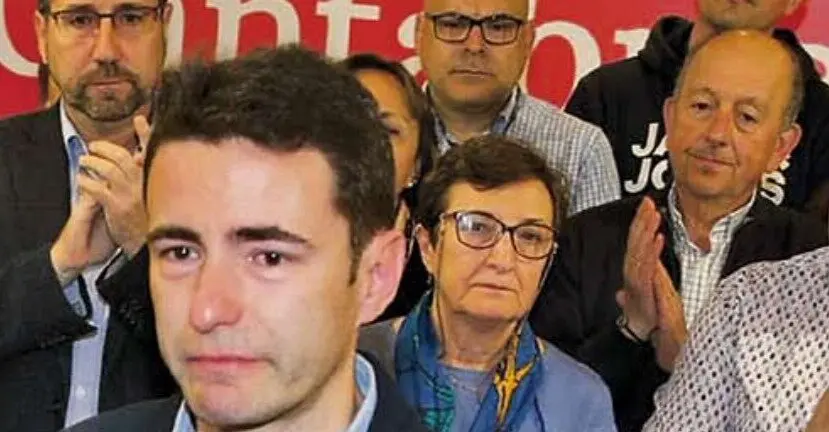 Pedro Casares, visiblemente emocionado, durante su comparecencia en la sede del PSOE de Cantabria tras denunciar el supuesto ataque con artefactos inflamables.