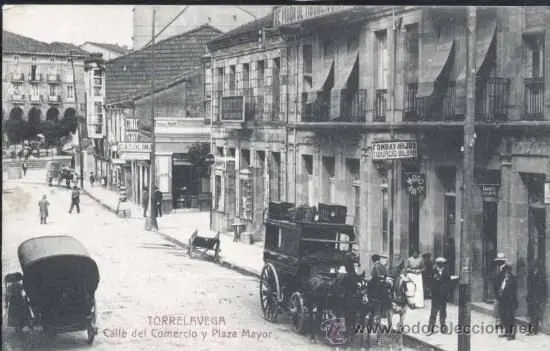 La calle del Comercio y la Plaza Mayor de Torrelavega a principios del siglo XX, testigos del progreso que transform&oacute; la ciudad con la llegada de innovaciones como la electricidad y el tel&eacute;fono.