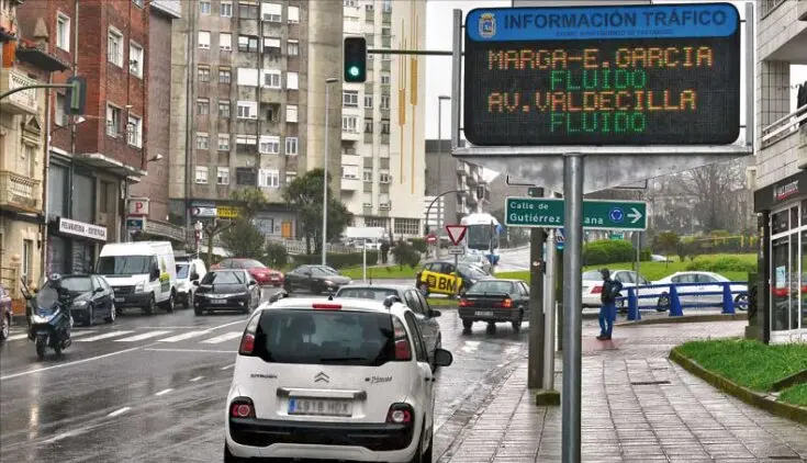 Panel de informaci&oacute;n de tr&aacute;fico en Santander muestra circulaci&oacute;n fluida en Marga-E. Garc&iacute;a y la Avenida de Valdecilla, donde se est&aacute;n realizando mediciones para definir la futura Zona de Bajas Emisiones.