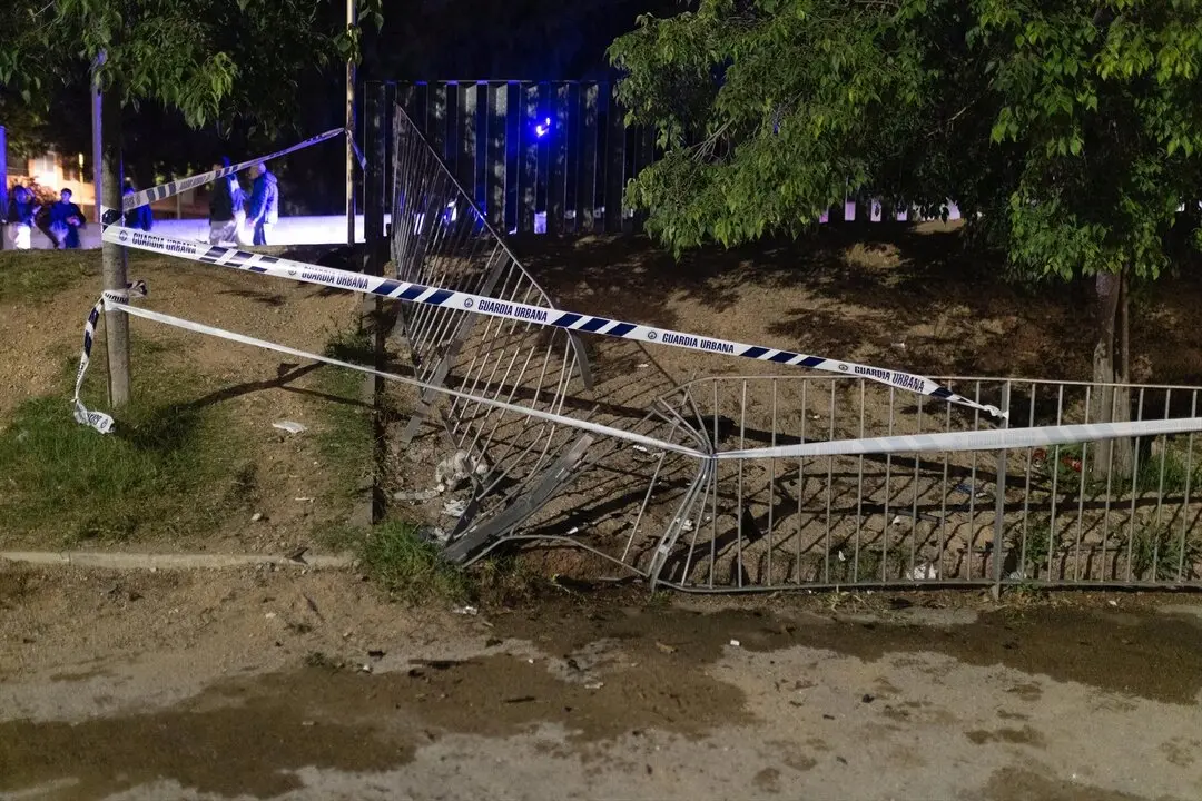 Una valla ca&iacute;da en el lugar de los hechos, a 15 de mayo de 2025, en Cornell&agrave; de Llobregat, Barcelona, Catalunya (Espa&ntilde;a). Los Mossos d'Esquadra han detenido a la conductora del atropello accidental en el exterior del RCDE Stadium antes de jugarse el derby entre el Espanyol y el FC Barcelona. Un total de 13 personas han resultado heridas no graves. Todo ello ha ocurrido despu&eacute;s de que una mujer haya perdido el control del veh&iacute;culo que conduc&iacute;a, un Peugeot 208 blanco, embistiendo a las personas que estaban delante. Los servicios de emergencia est&aacute;n atendiendo a las personas heridas y hay un amplio dispositivo policial en la zona. La polic&iacute;a catalana ha abierto una investigaci&oacute;n para aclarar los hechos.
Fecha: 16/05/2025. leer menos

Firma: Xavi Hurtado / Europa Press