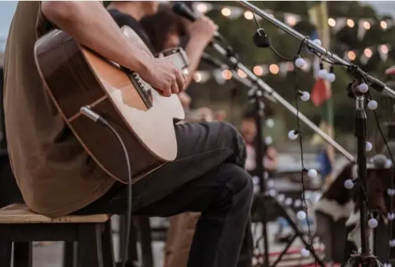 Un m&uacute;sico tocando la guitarra en un concierto. / A.S.
