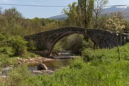 Puente romano sobre el r&iacute;o H&iacute;jar en Entrambasaguas. / A.S.