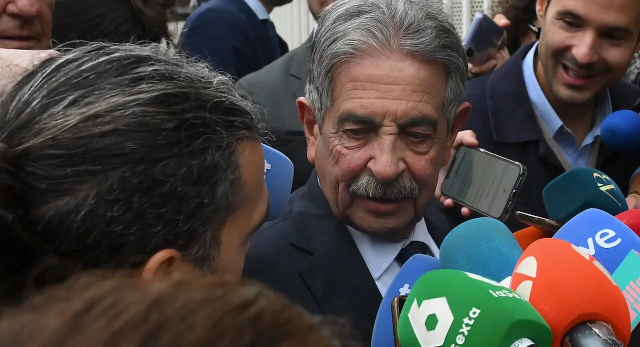 El secretario general del PRC y expresidente de Cantabria, Miguel &Aacute;ngel Revilla, atiende a los medios antes de la celebraci&oacute;n del acto de conciliaci&oacute;n entre el Rey em&eacute;rito Juan Carlos I y el expresidente de Cantabria, Miguel &Aacute;ngel Revilla, en el Juzgado de Primera Instancia n&ordm;13 de Santander, a 16 de mayo de 2025, en Santander, Cantabria (Espa&ntilde;a). Hoy tiene lugar el acto de conciliaci&oacute;n entre Juan Carlos I y Miguel &Aacute;ngel Revilla, a quien el Rey em&eacute;rito, que no ha asistido a la conciliaci&oacute;n, exige una rectificaci&oacute;n p&uacute;blica y 50.000 euros por da&ntilde;os morales por declaraciones sobre &eacute;l que considera &ldquo;injuriosas&rdquo;. El pasado 1 de abril, la representaci&oacute;n legal del Rey em&eacute;rito Juan Carlos I anunci&oacute; la interposici&oacute;n de una demanda por derecho al honor contra Revilla por &ldquo;expresiones calumniosas e injuriosas&rdquo; que se habr&iacute;an producido de forma reiterada en diversos medios de comunicaci&oacute;n entre mayo de 2022 y enero de 2025. leer menos

Firma: Nacho Cubero / Europa Press