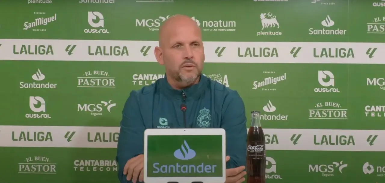 El entrenador del Racing de Santander, Jos&eacute; Alberto, durante la rueda de prensa. / RRC