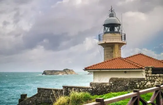 El faro de Suances con la Isla de los Conejos al fondo. / A.S.