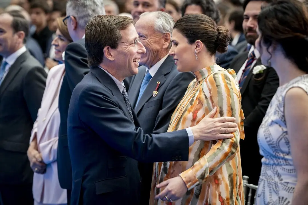 El alcalde de Madrid, Jos&eacute; Luis Mart&iacute;nez-Almeida, saluda a su mujer Teresa Urquijo y Moreno. / A. P&eacute;rez Meca
