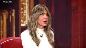 La periodista expone en televisi&oacute;n los insultos recibidos por un acosador. / Telecinco