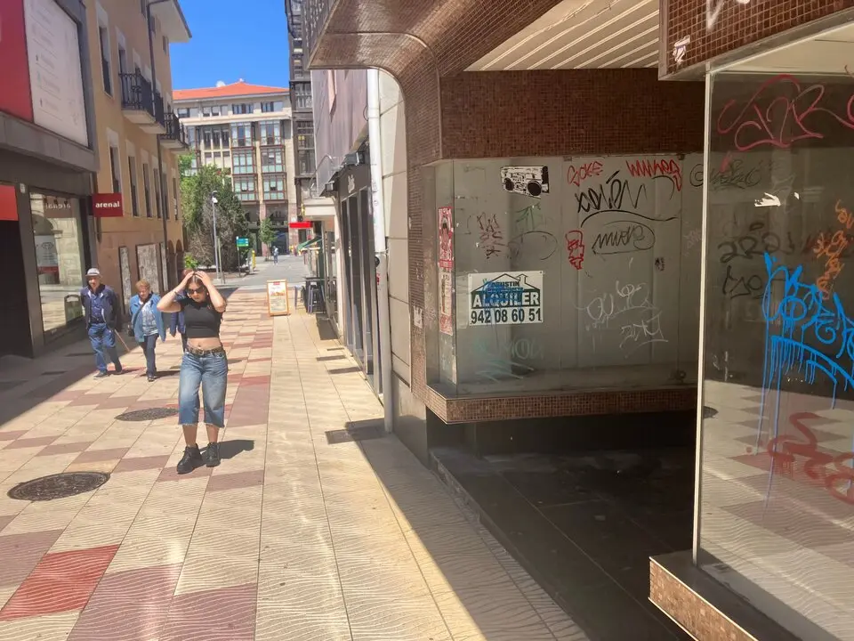 Uno de las decenas de locales cerrados en Torrelavega. / S.D.