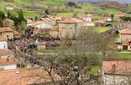 Varias personas durante la famosa fiesta en Silio. / A.S.P