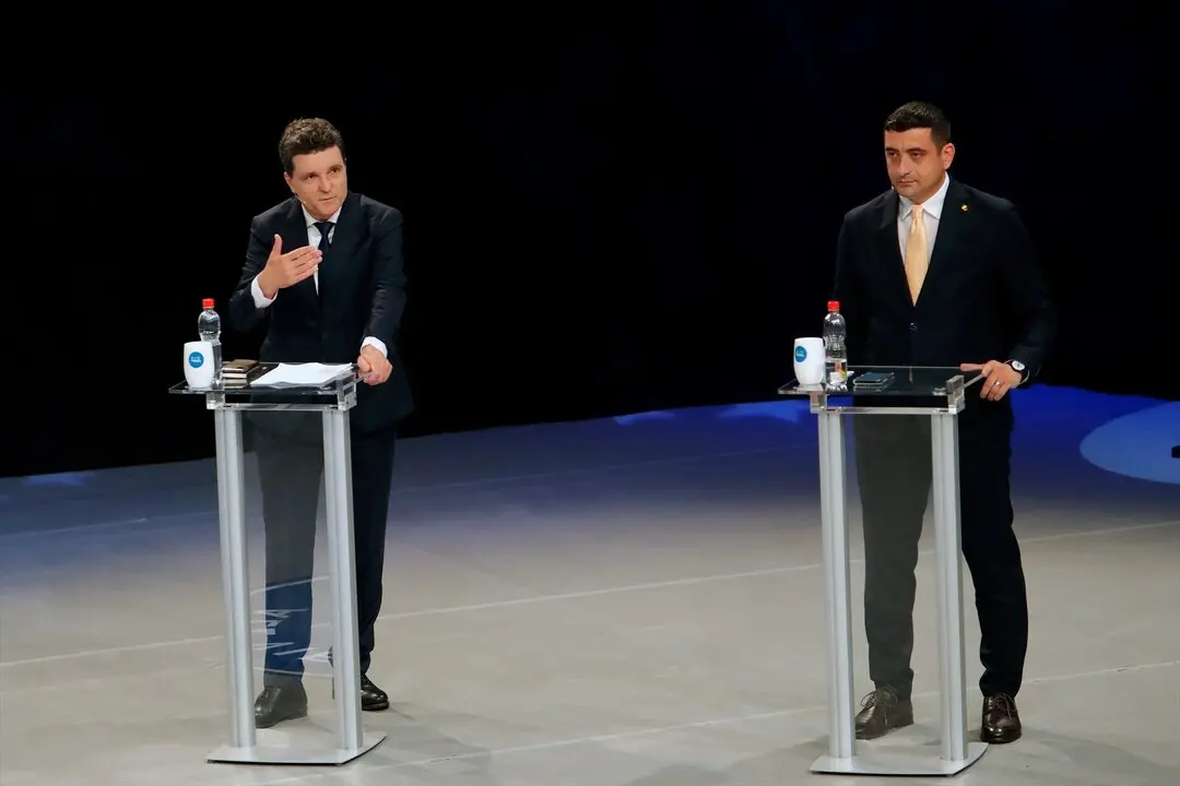 George Simion (R), presidente de la Alianza para la Uni&oacute;n de Rumanos, y el alcalde de Bucarest, Nicusor Dan, asisten a un debate televisado en Bucarest. / EP